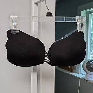 Black strapless adjustable bra